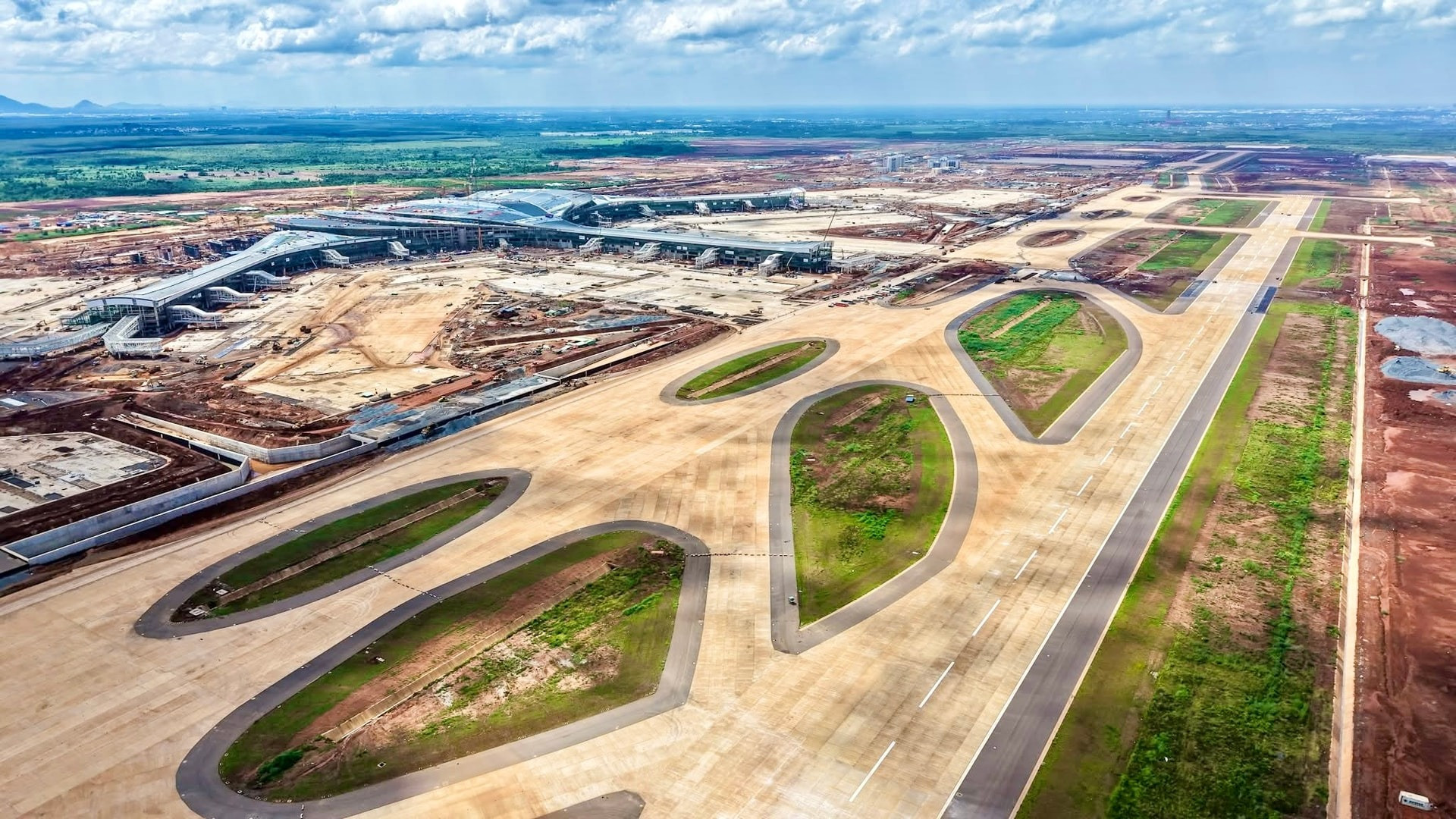 Chỉ 1 tháng nữa, sân bay lớn nhất Việt Nam chính thức khánh thành- Ảnh 2.