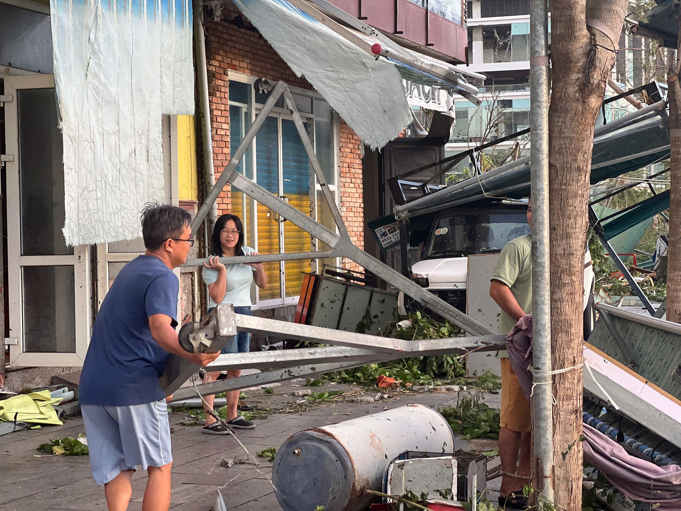 Sáng sớm, người dân thu dọn, khắc phục hậu quả sau bão. 5852beffbff833a66ae9.jpg