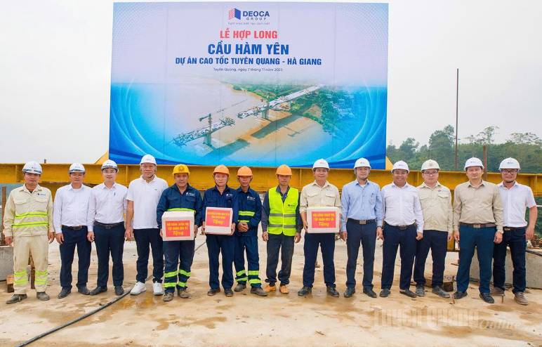 Chính thức hợp long cây cầu dài nhất tuyến cao tốc Tuyên Quang - Hà Giang, rút ngắn kết nối từ 4 giờ còn chưa đầy 1 giờ- Ảnh 1. Chính thức hợp long cây cầu dài nhất tuyến cao tốc Tuyên Quang - Hà Giang, rút ngắn kết nối từ 4 giờ còn chưa đầy 1 giờ- Ảnh 1.