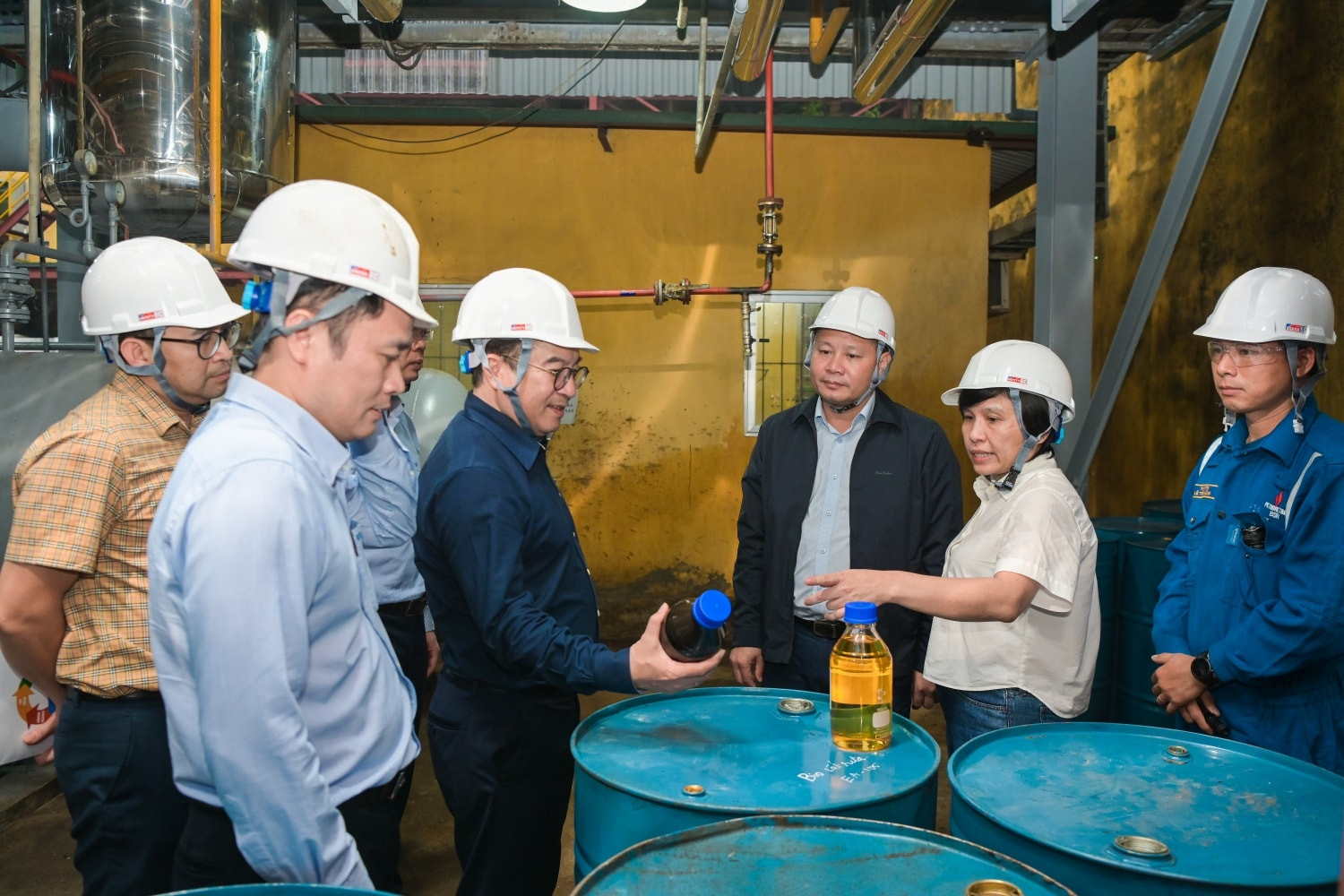 Lãnh đạo <a style='text-decoration: none;' href='/BSR'>BSR</a> tham quan và thúc đẩy tiến độ hoàn thiện công nghệ, sản xuất thử nghiệm nhiên liệu dầu diesel sinh học... (Ảnh Minh Đức).