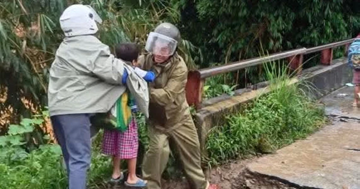 Lũ cuốn trôi cầu, công an túc trực hỗ trợ dân, đưa học sinh đến trường an toàn