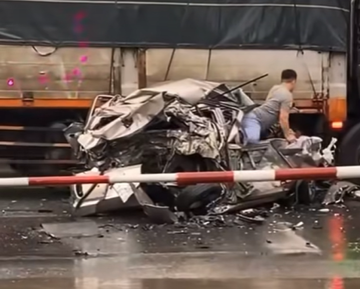 Pha thoát hiểm ‘không tưởng’ ở Ninh Bình: Ô tô nát vụn như giấy, tài xế vẫn bình an tự chui ra ngoài