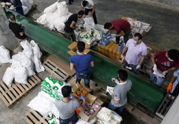 Quốc gia từng giàu như Dubai nay chìm sâu trong khủng hoảng, người dân lái Mercedes, BMW đi xin gạo miễn phí