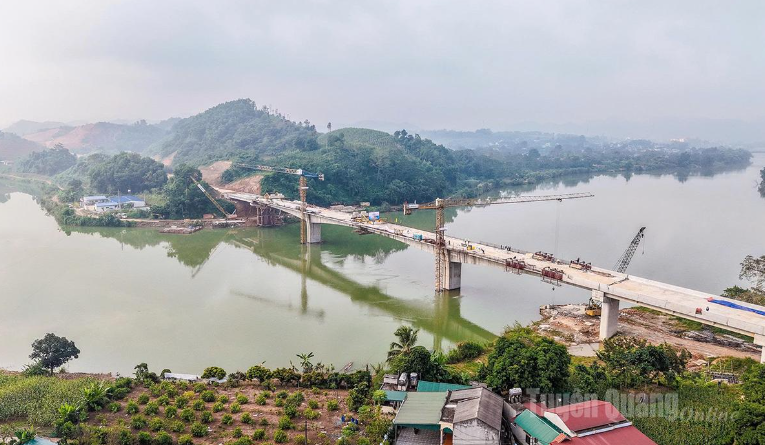 Chính thức hợp long cây cầu dài nhất tuyến cao tốc Tuyên Quang - Hà Giang, rút ngắn kết nối từ 4 giờ còn chưa đầy 1 giờ- Ảnh 2. Chính thức hợp long cây cầu dài nhất tuyến cao tốc Tuyên Quang - Hà Giang, rút ngắn kết nối từ 4 giờ còn chưa đầy 1 giờ- Ảnh 2.