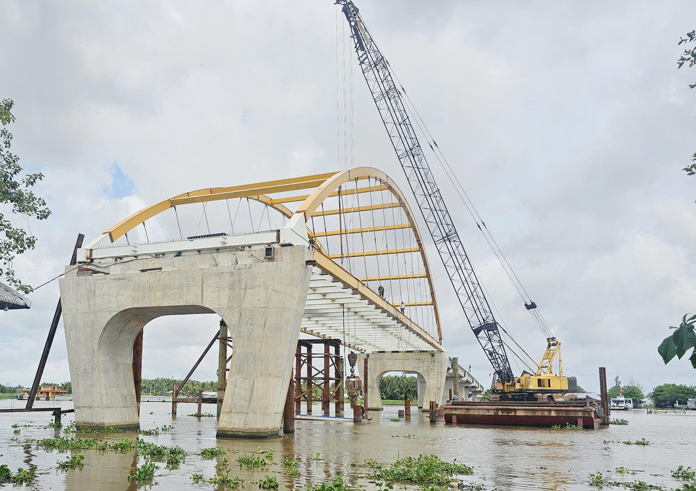 Thi công cầu Vĩnh Tuy, thuộc dự án đường Hồ Chí Minh đoạn Rạch Sỏi - Bến Nhứt (Gò Quao - Vĩnh Thuận). Ảnh: Báo An Giang. 3150187339727653372.jpg