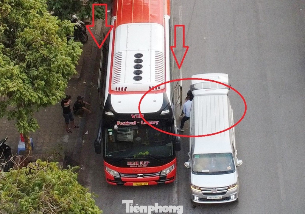 Xe khách dừng đỗ trên đường và trung chuyển hàng trên phố Trần Vỹ, Hà Nội thời gian qua. tp-8.jpg