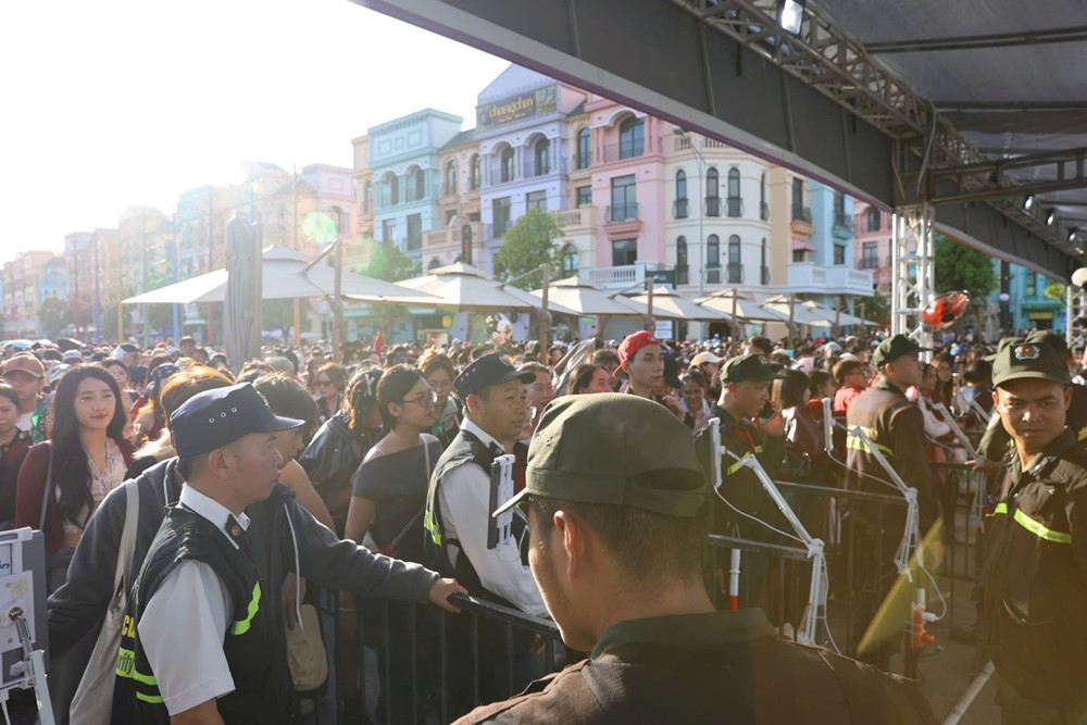 Biển người đổ về Hưng Yên tạo nên cảnh tượng chưa từng có - ảnh 1