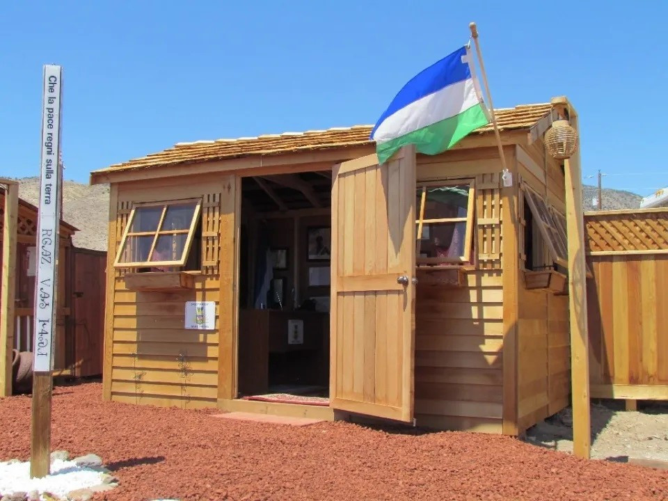 Quốc gia siêu nhỏ có diện tích bằng 1/100 Hồ Tây, cả nước chỉ có 36 người và 1 con chó, chuyển thư bằng tên lửa - ảnh 6