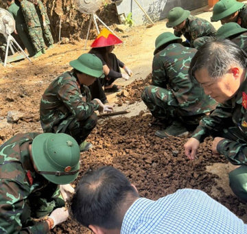 An táng hài cốt các Anh hùng liệt sĩ hy sinh tại hang Tám Cô sau hơn nửa thế kỷ