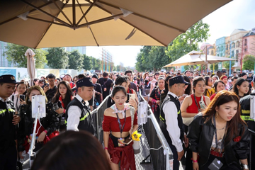 Biển người đổ về Hưng Yên tạo nên cảnh tượng chưa từng có