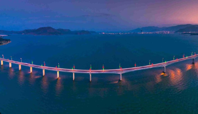 Công trình vượt biển từng giữ kỷ lục suốt 10 năm của Việt Nam, xóa thế cô lập của bán đảo giàu tiềm năng- Ảnh 1.