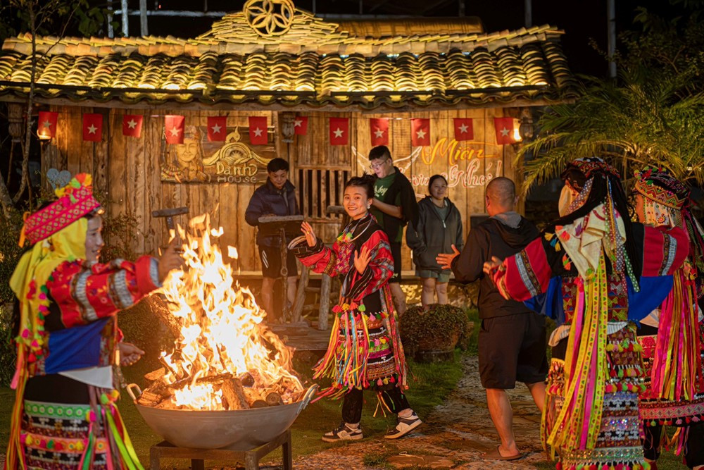 Ngôi nhà hình trống đồng làm từ đất sét xác lập kỷ lục Việt Nam - ảnh 6