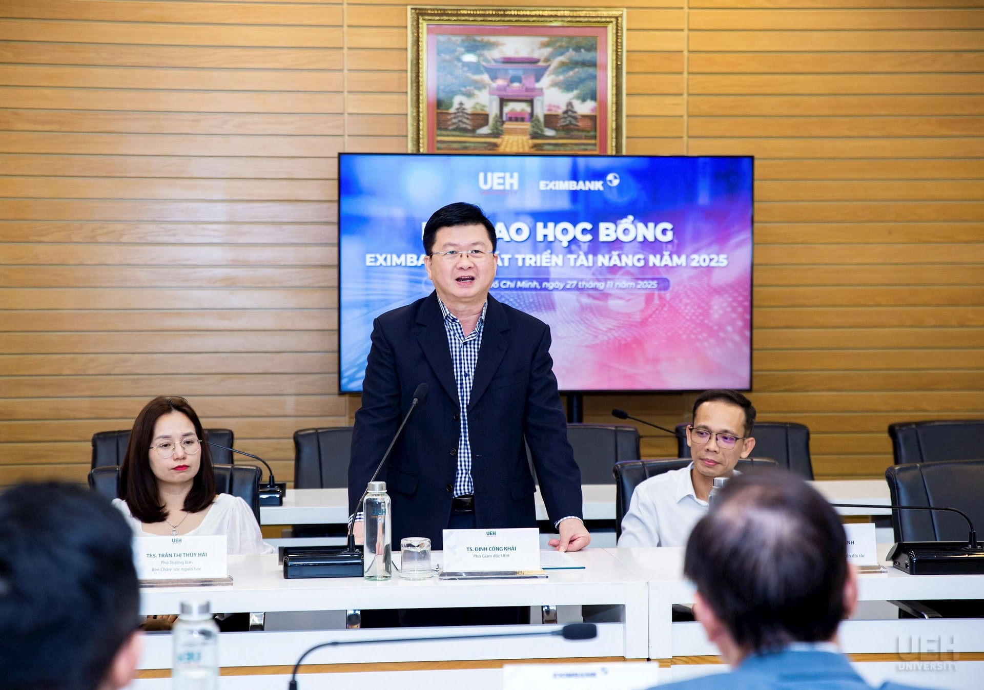 Trao hoc bong UEH 2025 (2)