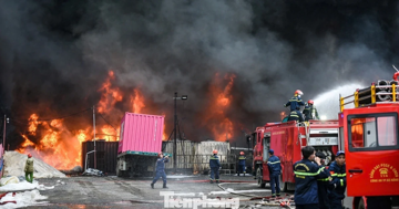 Cháy lớn ở Đà Nẵng, khói đen che kín cả mảng trời như ngày tận thế