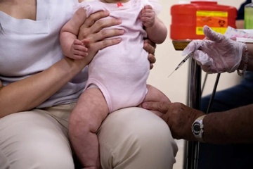 FDA kêu gọi Mỹ tăng cường kiểm soát quá trình thử nghiệm và phê duyệt vaccine