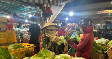 Rau trái về TPHCM tăng dần, nhiều loại chỉ 10.000 đồng/kg