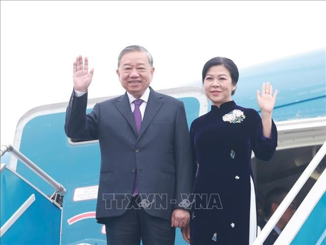 Tổng Bí thư Tô Lâm và Phu nhân Ngô Phương Ly lên đường thăm cấp Nhà nước tới Lào. Ảnh: TTXVN. tbt-17645529597711409802775.jpg