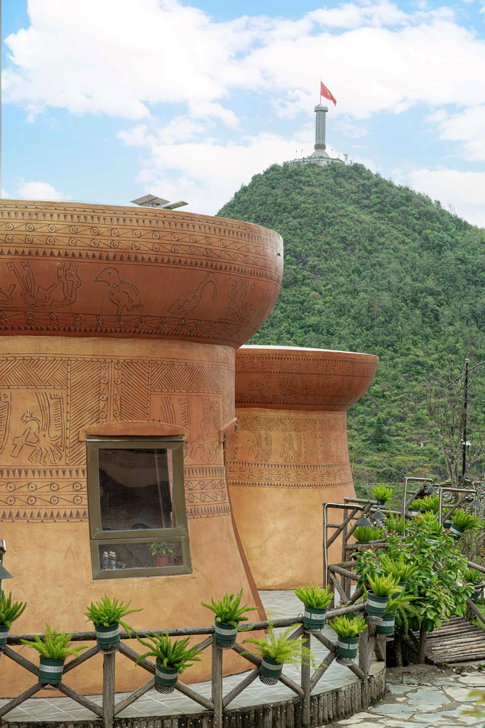 Ngôi nhà hình trống đồng làm từ đất sét xác lập kỷ lục Việt Nam - ảnh 11