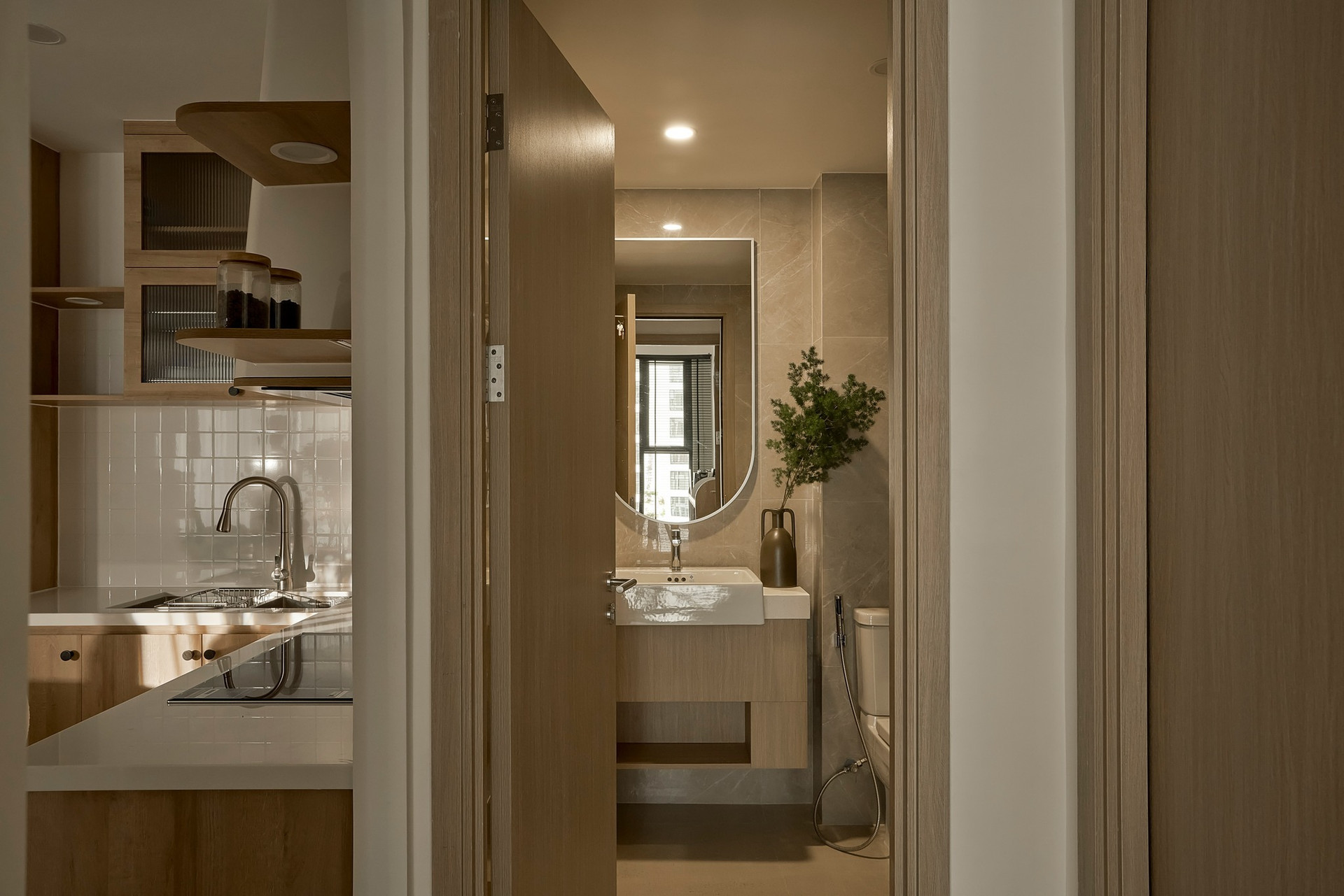 Tối giản nhưng không tối tăm: Bí quyết tạo nên căn hộ đầy ánh sáng- Ảnh 4.