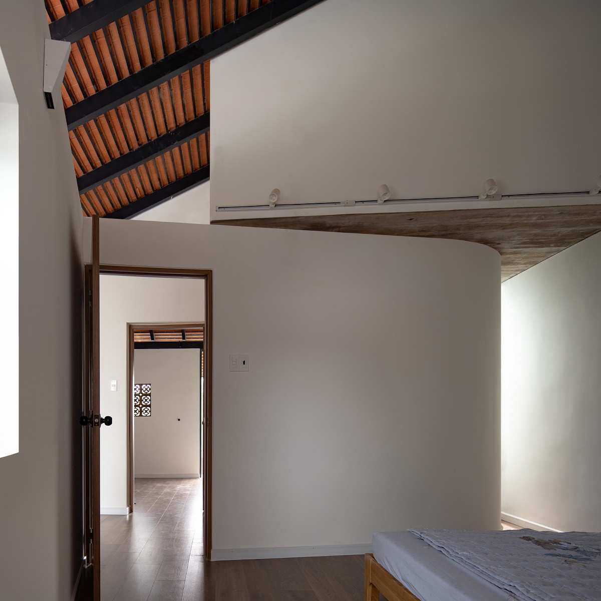 Phá vỡ khuôn mẫu kiến trúc: Ngôi nhà triền dốc với concept 'nghiêng' đầy táo bạo- Ảnh 9.