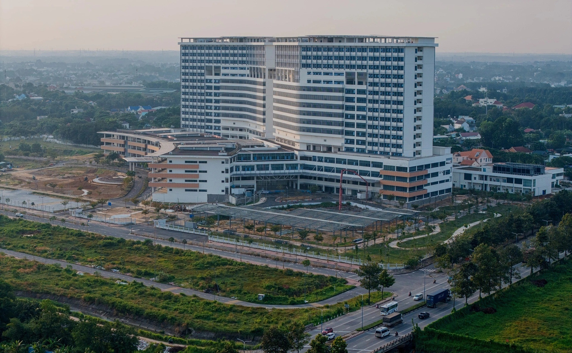 Bệnh viện lớn nhất TP. HCM bị bỏ hoang nhiều năm: Vận hành năm 2026, có cả bãi đáp trực thăng- Ảnh 1.