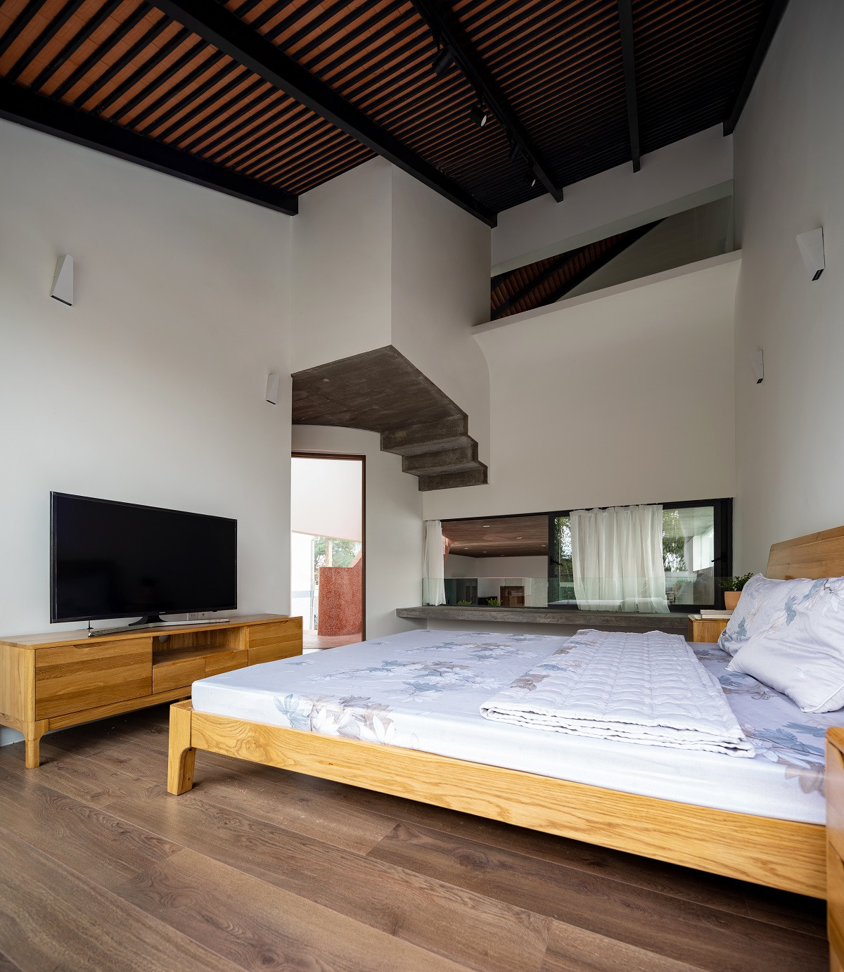 Phá vỡ khuôn mẫu kiến trúc: Ngôi nhà triền dốc với concept 'nghiêng' đầy táo bạo- Ảnh 8.