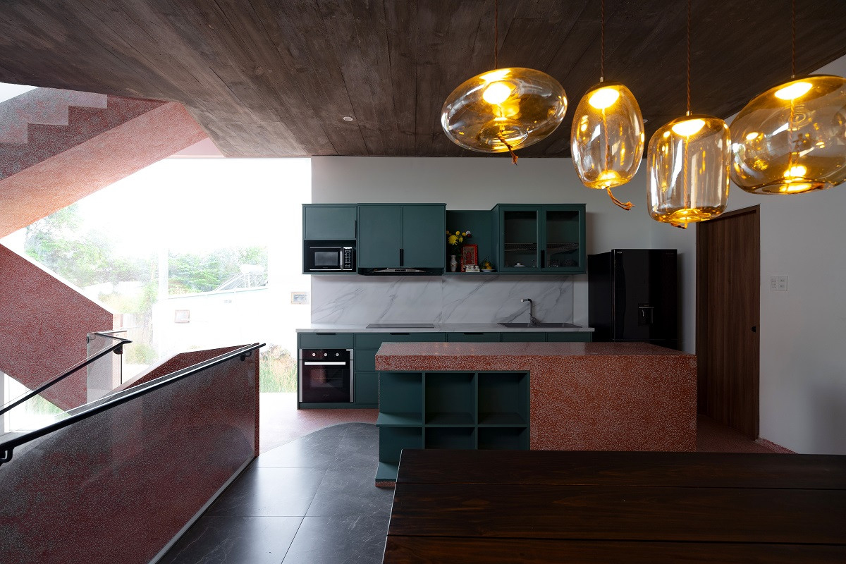 Phá vỡ khuôn mẫu kiến trúc: Ngôi nhà triền dốc với concept 'nghiêng' đầy táo bạo- Ảnh 5.