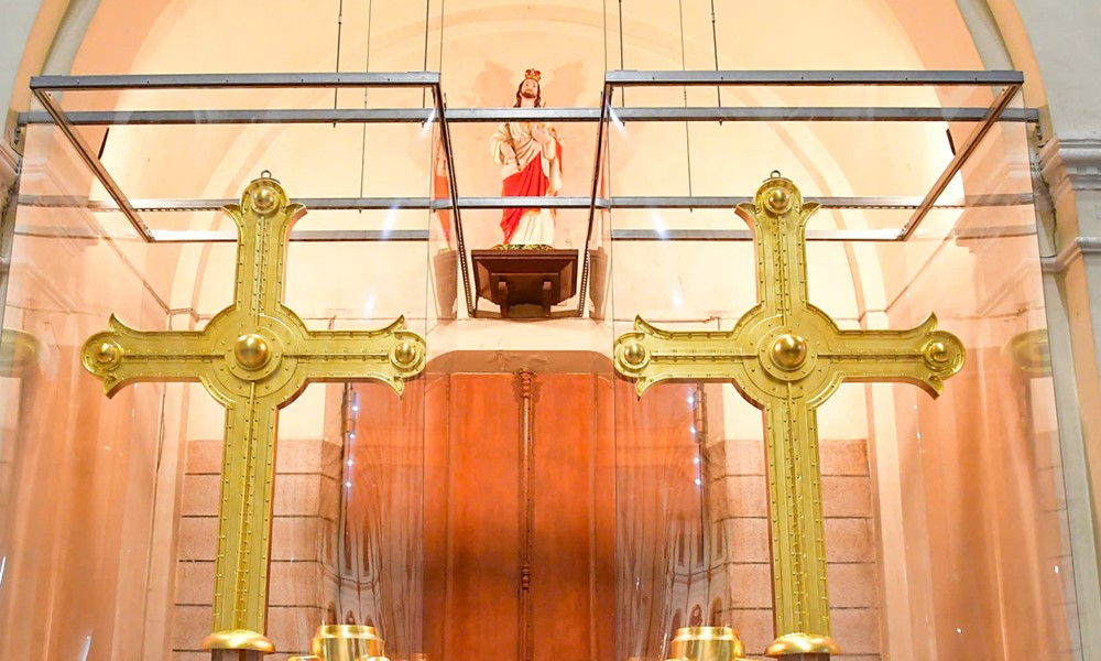 2 Thánh giá mạ vàng, nặng 400kg được trưng bày ở nhà thờ nổi tiếng bậc nhất Sài Gòn - ảnh 1