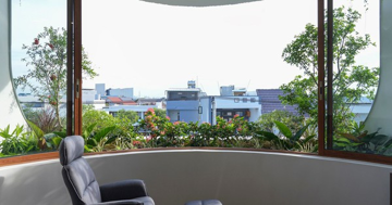 Biến ngôi nhà phố trở thành 'ốc đảo' giữa đô thị ồn ã