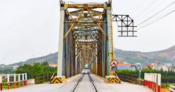 Cây cầu duy nhất ở Việt Nam có đường sắt chung đường bộ nguy cơ lỡ hẹn thông xe