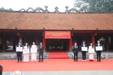 Hai học sinh Hà Nội được thưởng hơn 600 triệu đồng