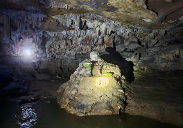 Hang động sở hữu tượng Phật ngồi thiền 'độc nhất' Việt Nam, nằm trong vùng lõi của di sản được UNESCO vinh danh