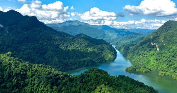 Hồ nước ngọt 200 triệu năm tuổi, lớn nhất Việt Nam, đẹp nhất thế giới trở thành tâm điểm du lịch sinh thái miền Bắc