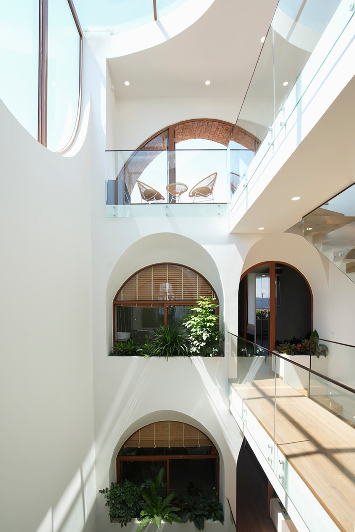 Biến ngôi nhà phố trở thành 'ốc đảo' giữa đô thị ồn ã- Ảnh 6.