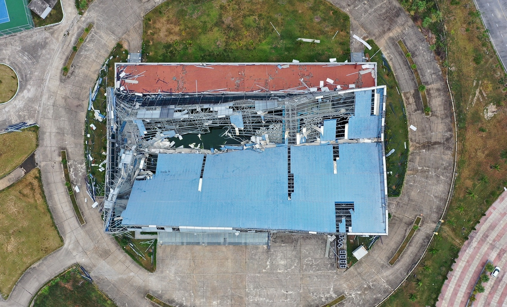 Cảnh hoang tàn, đổ nát bên trong khu phức hợp thể thao quy mô nhất tỉnh Quảng Ninh- Ảnh 1.