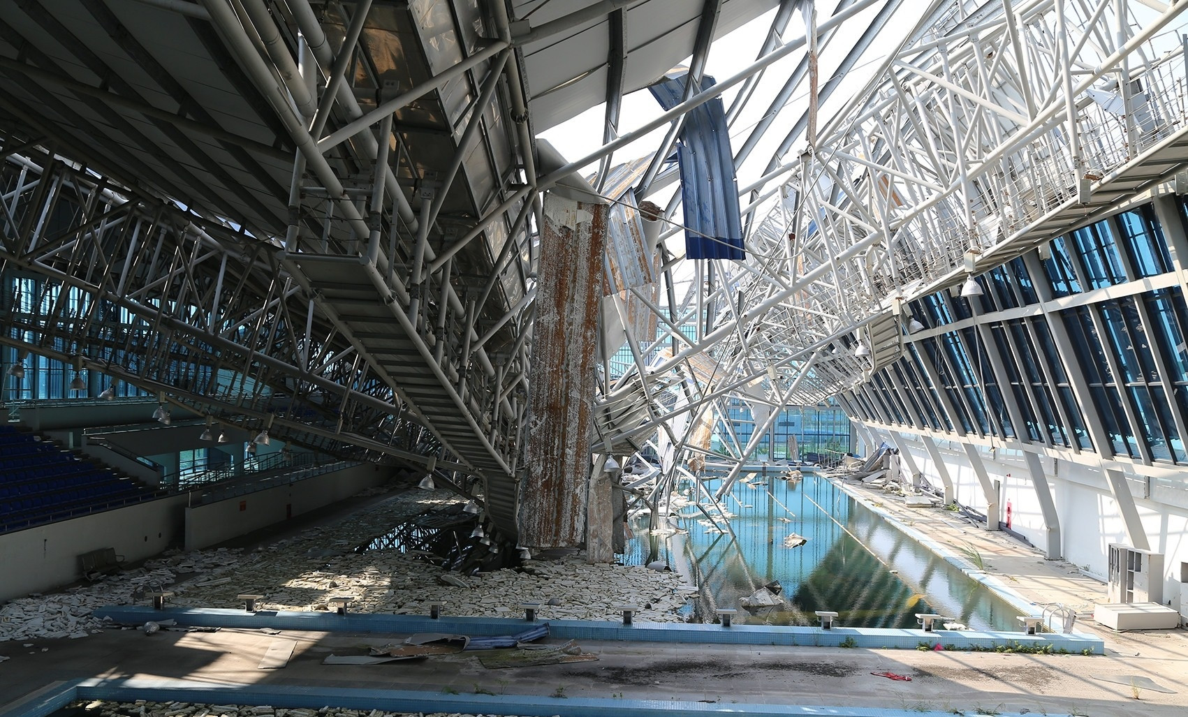 Cảnh hoang tàn, đổ nát bên trong khu phức hợp thể thao quy mô nhất tỉnh Quảng Ninh- Ảnh 2.