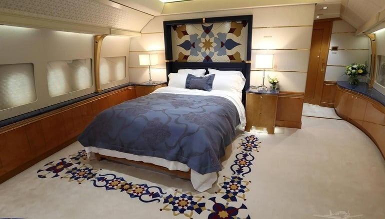 Vị vua đứng đầu gia tộc 300 tỷ USD: Tặng cả 'cung điện bay' cho ông Trump, biệt thự rải khắp thế giới - ảnh 11