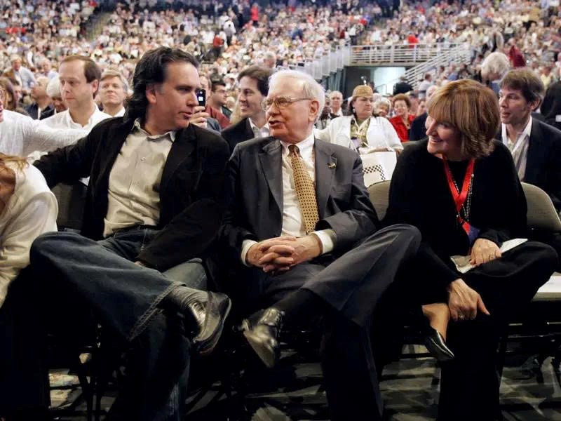 Con trai Warren Buffett ‘đốt sạch’ 200 triệu USD thừa kế, chọn sống trong căn hộ chật hẹp chỉ để ‘thoát khỏi bóng’ của cha - ảnh 1