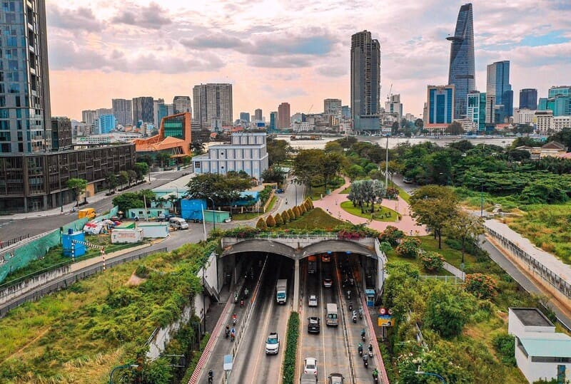 Huy động hơn 1.500 kỹ sư, công nhân, nạo vét 450.000m3 bùn, lai dắt 4 đốt hầm nặng hàng chục tấn để xây hầm vượt sông dài nhất Đông Nam Á - ảnh 1