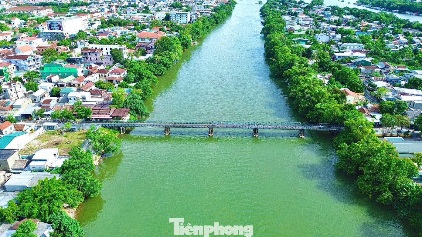 Cồn Hến được kết nối với bên ngoài bằng cây cầu cũ Phú Lưu có tải trọng nhỏ , đã xuống cấp nguy hiểm. con-hen-1.jpg