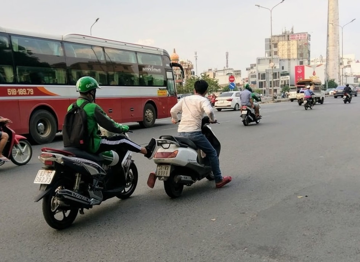 Ngay bây giờ, hành động tưởng ‘trượng phu’ với người khác khi đi xe máy sẽ bị phạt lên tới 14 triệu và bị trừ 10 điểm GPLX
