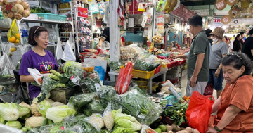 Bà nội trợ chật vật trong vòng xoáy 'bão giá' dịp cận Tết