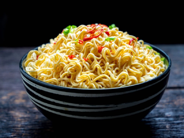 Cậu bé 13 tuổi tử vong sau khi ăn mì gói sống