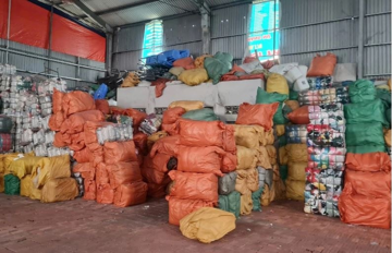 Chủ kho hàng Nguyễn Thị Nhàn ở Hải Phòng bị lực lượng chức năng tịch thu 94 tấn quần áo không rõ nguồn gốc