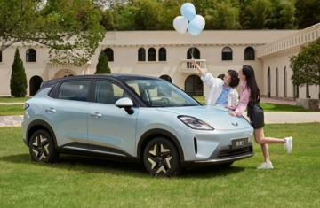 Mẫu SUV thiết kế đẹp khách Việt sẽ đắm say, ‘gầm cao máy thoáng’ giá chỉ 252 triệu: Ngoại thất 4 màu tùy chọn, đi từ Hà Nội - Nghệ An không cần sạc