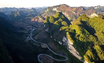 Miền Bắc sở hữu cung đèo 7 tầng được ví như dải lụa, có dấu tích hoạt động của núi lửa từ 260 triệu năm trước