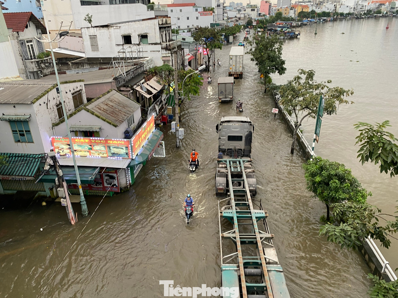 Đường Trần Xuân Soạn (phường Tân Thuận, TPHCM) thường xuyên bị ngập do triều cường. tp-ngap-1.jpg