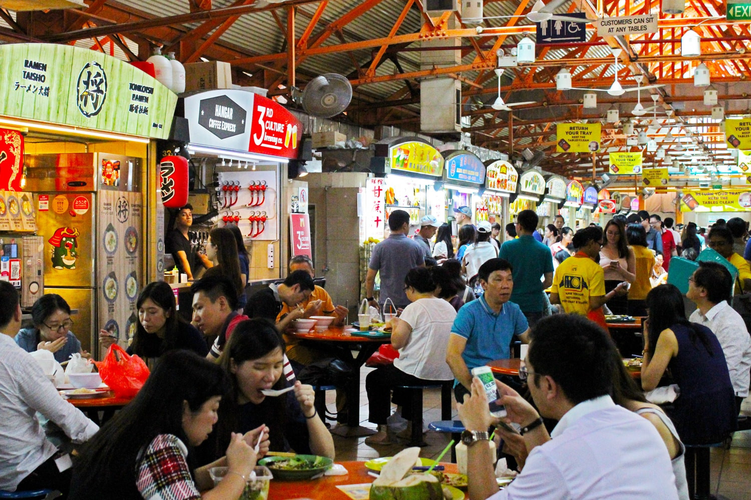 Hawker Centers là những khu chợ ẩm thực mở, nơi hàng chục quầy hàng nhỏ tụ họp để phục vụ các món ăn truyền thống với giá cả phải chăng