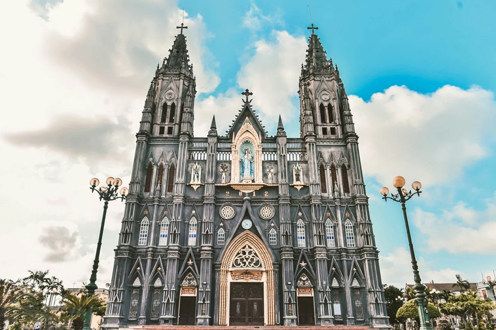 Nhà thờ ở miền Bắc được ví như 'lâu đài trong Harry Potter', giáo dân gom gạch, đá suốt 10 năm để xây dựng - ảnh 3