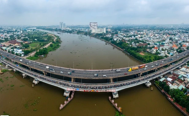 Cầu vượt sông 11.000 tấn áp dụng kỳ tích Việt Nam, nâng tĩnh không lên hơn 1,25m chính thức hoàn thiện- Ảnh 1.